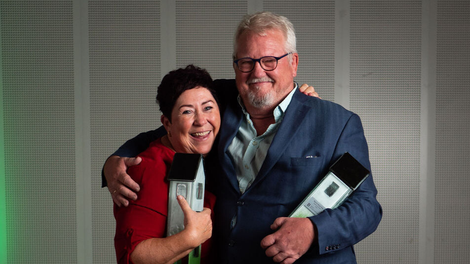 Mann og dame som holder rundt hverandre. Har vunnet Lean pris, grønt glasshus