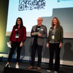 tre mennesker, 2 damer og en mann på scene