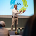 Bjarne Brøndbo på scenen under Leankonferansen