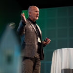 Mann i grå dress på scene