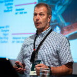 Mann i rutete skjorte