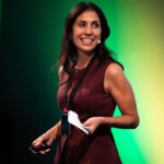 Dame på scene i burgunder topp