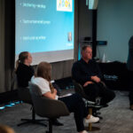 Sofa prat. Gruppe på 3 som prater sammen