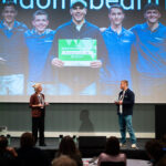 mann og dame på scene som snakker sammen